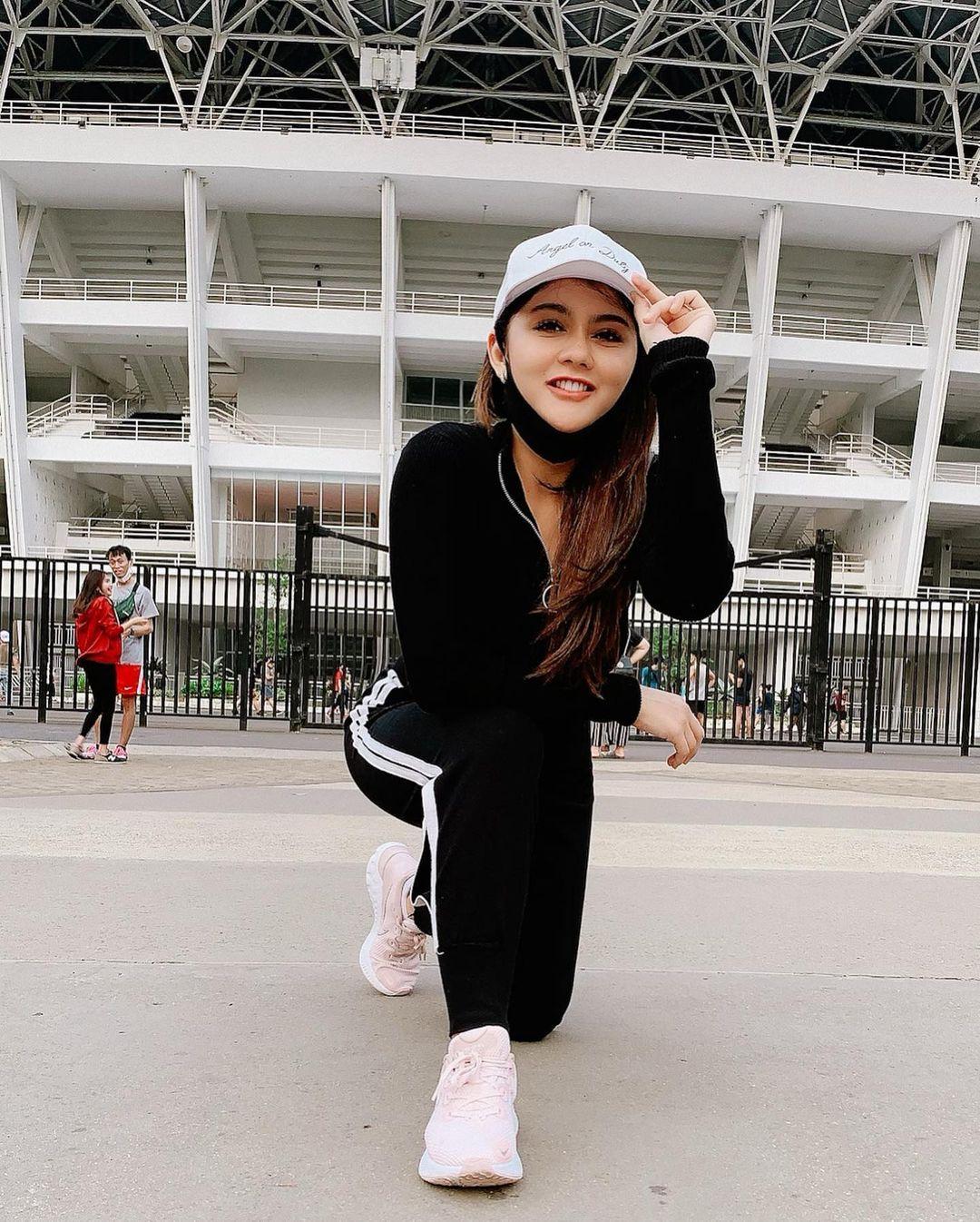 CEWEK CANTIK SAAT NAIK MOTOR DI JALAN MEMBUAT GAGAL FOKUS