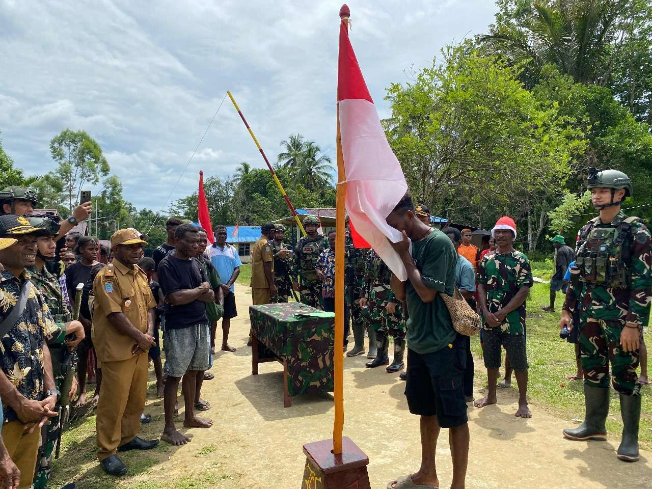 Pendekatan Damai Satgas Yonif 501/BY Bawa Delapan Anggota OPM Kembali ke NKRI