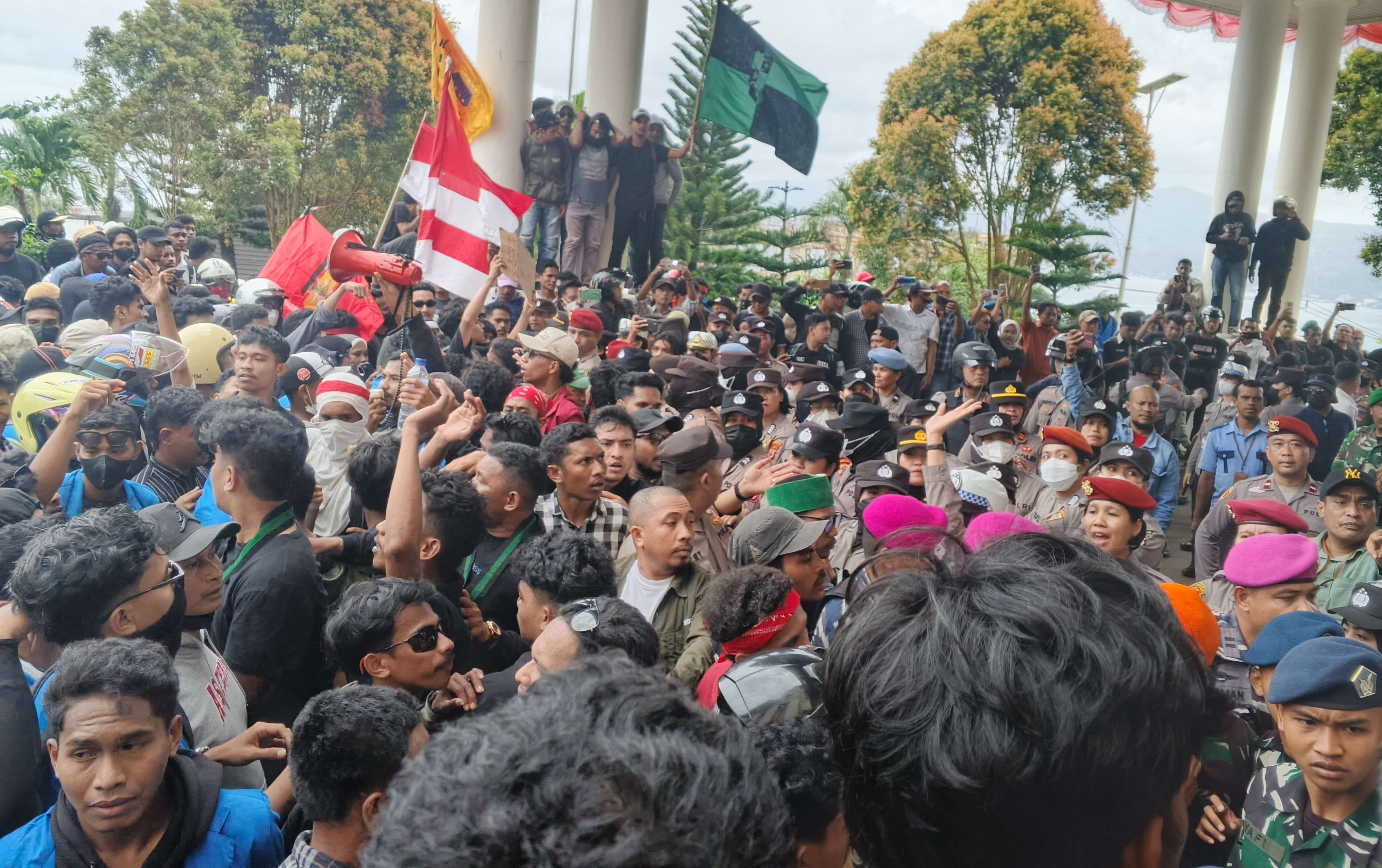 Massa Aksi Kibarkan Bendera “One Piece” di DPRD Maluku