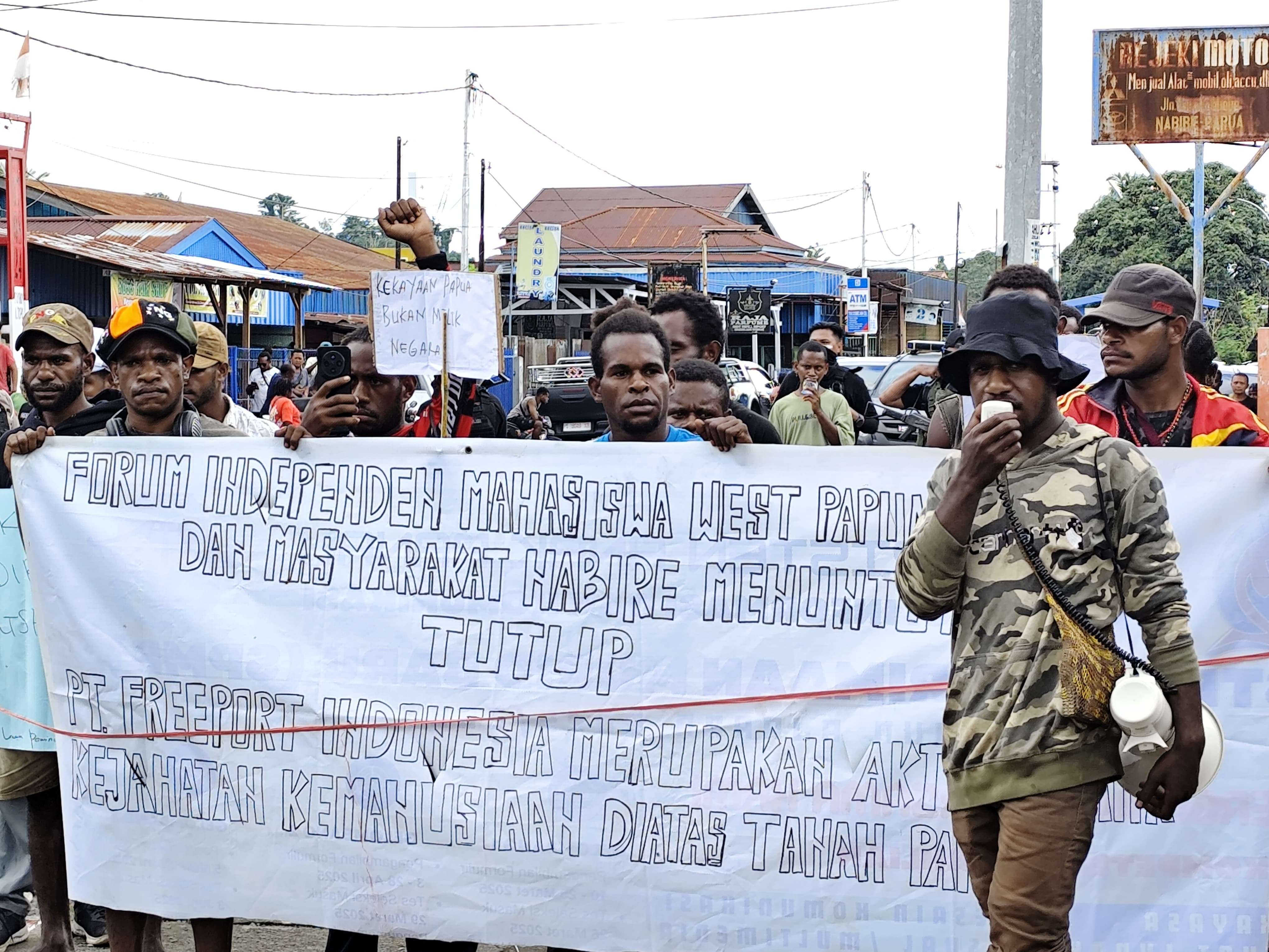 Aksi Tolak Freeport Diwarnai Ketapel dan Gas Air Mata