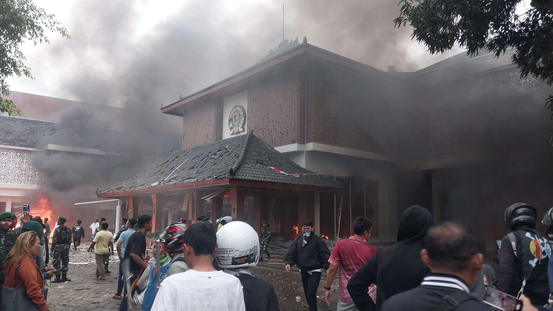 Pendemo Jarah Gedung DPRD Cilacap, Bakar Mobil Dalmas