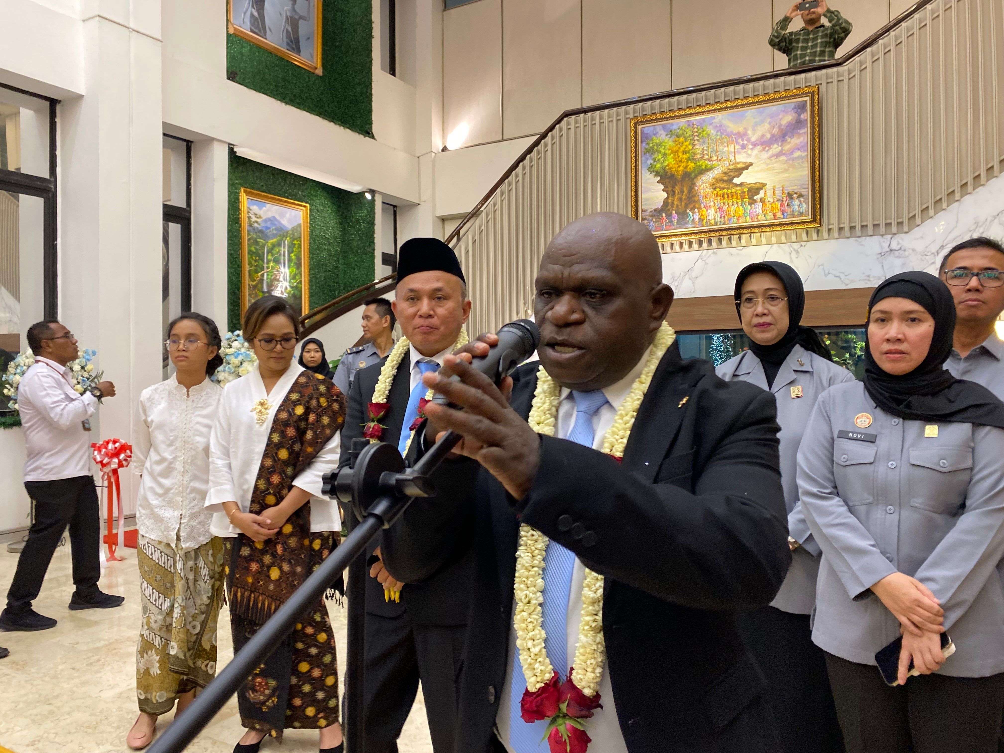 Natalius Pigai Ajak Pemuda Papua Jadi Petarung