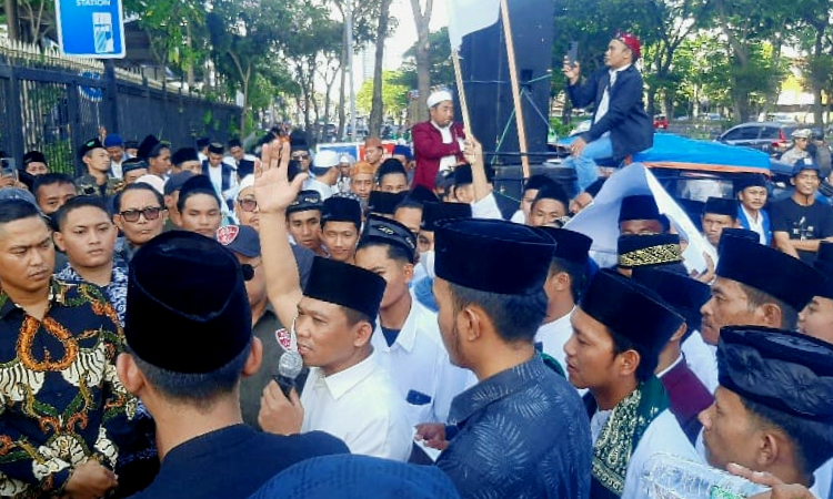 Geruduk Mall Trans Icon, Ratusan Santri Desak Chairul Tanjung Segera Sowan ke Kiai