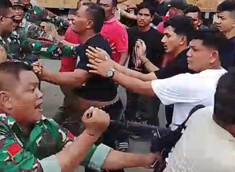 tuntut-penetapan-bencana-nasional-massa-aksi-di-aceh-utara-ricuh-dengan-tni