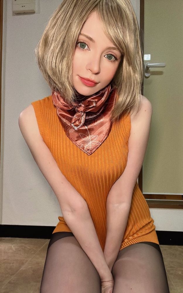 Model Cantik PeachMilky Berdandan ala Ashley dari RE 4 Remake