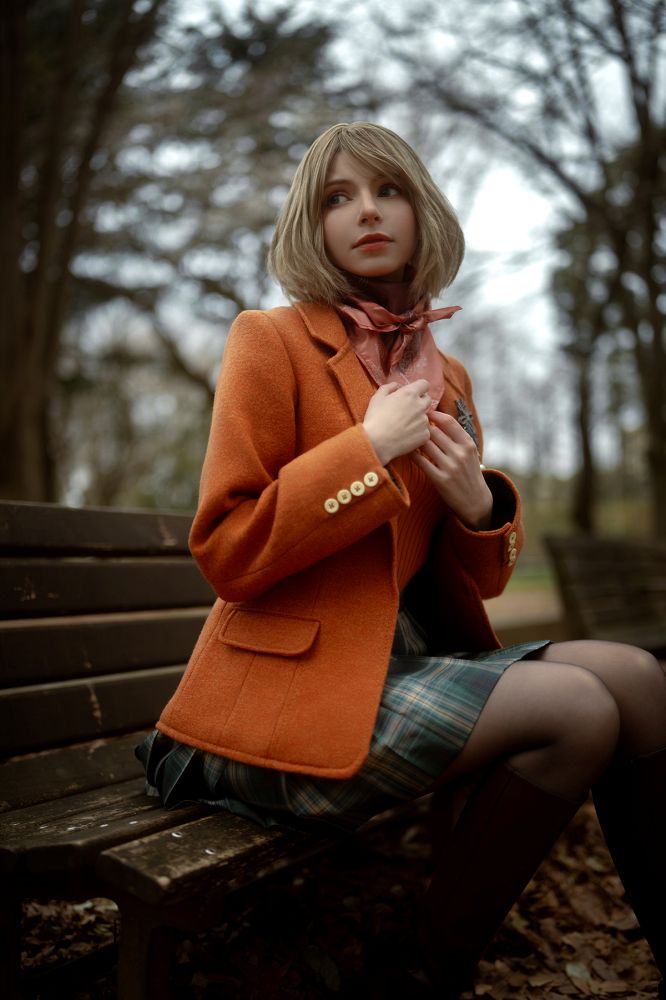 Model Cantik PeachMilky Berdandan ala Ashley dari RE 4 Remake