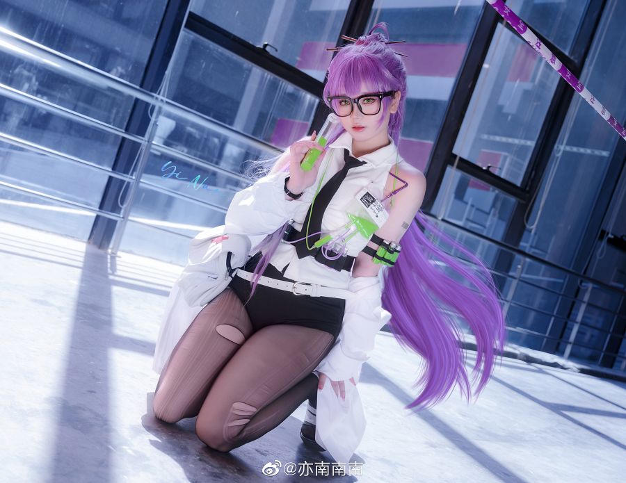 Cosplay Ether dari NIKKE, Pesona Gadis Berkacamata dari Cina yang Sangat Imut