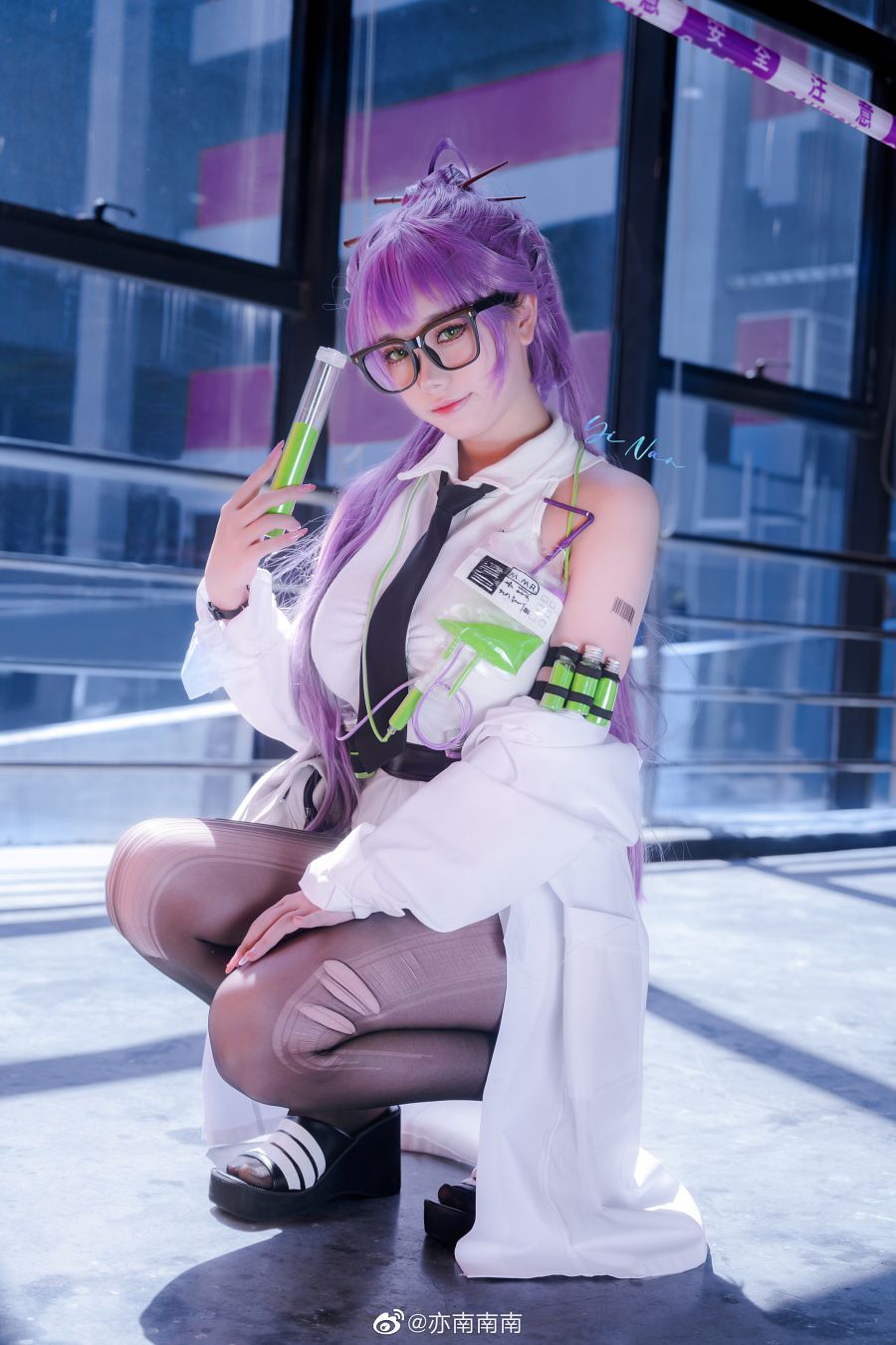 Cosplay Ether dari NIKKE, Pesona Gadis Berkacamata dari Cina yang Sangat Imut