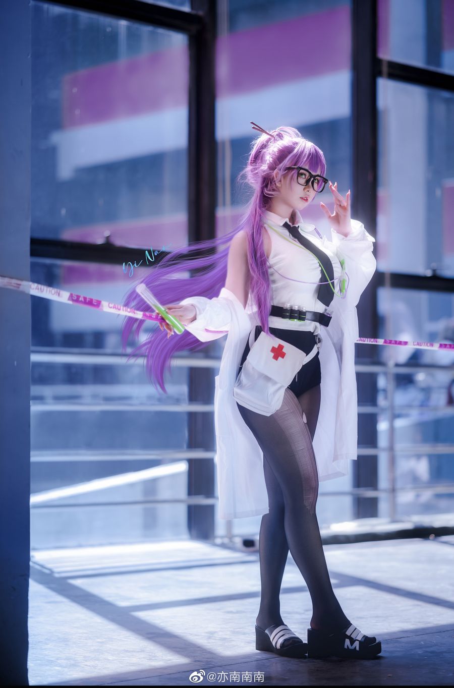 Cosplay Ether dari NIKKE, Pesona Gadis Berkacamata dari Cina yang Sangat Imut
