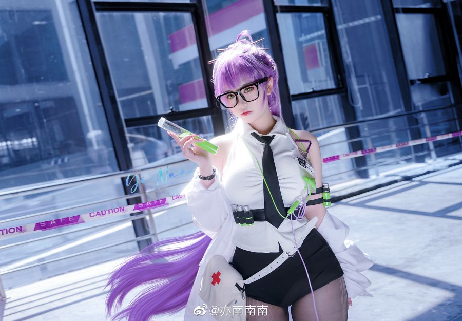 Cosplay Ether dari NIKKE, Pesona Gadis Berkacamata dari Cina yang Sangat Imut