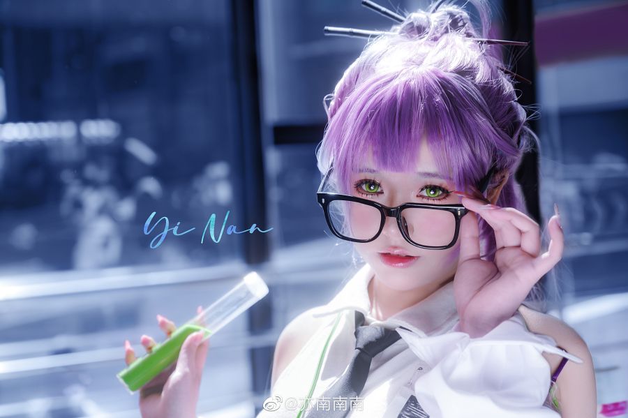 Cosplay Ether dari NIKKE, Pesona Gadis Berkacamata dari Cina yang Sangat Imut