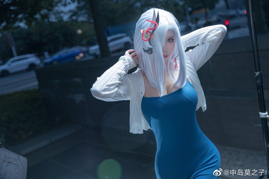 Gadis Tionghoa Menghidupkan Shenhe dari Genshin Impact Versi Gaun One-Shoulder