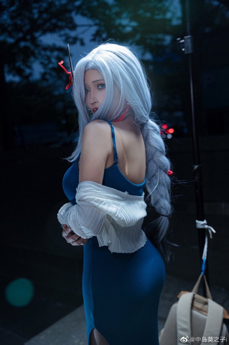 Gadis Tionghoa Menghidupkan Shenhe dari Genshin Impact Versi Gaun One-Shoulder