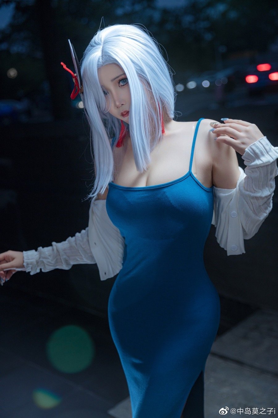 Gadis Tionghoa Menghidupkan Shenhe dari Genshin Impact Versi Gaun One-Shoulder