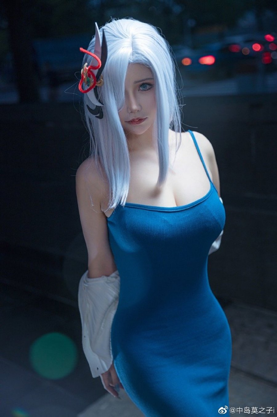 Gadis Tionghoa Menghidupkan Shenhe dari Genshin Impact Versi Gaun One-Shoulder