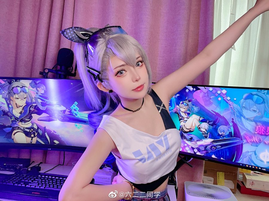 cosplay-silver-wolf-dari-honkai-star-rail-dengan-kostum-gamer-yang-keren