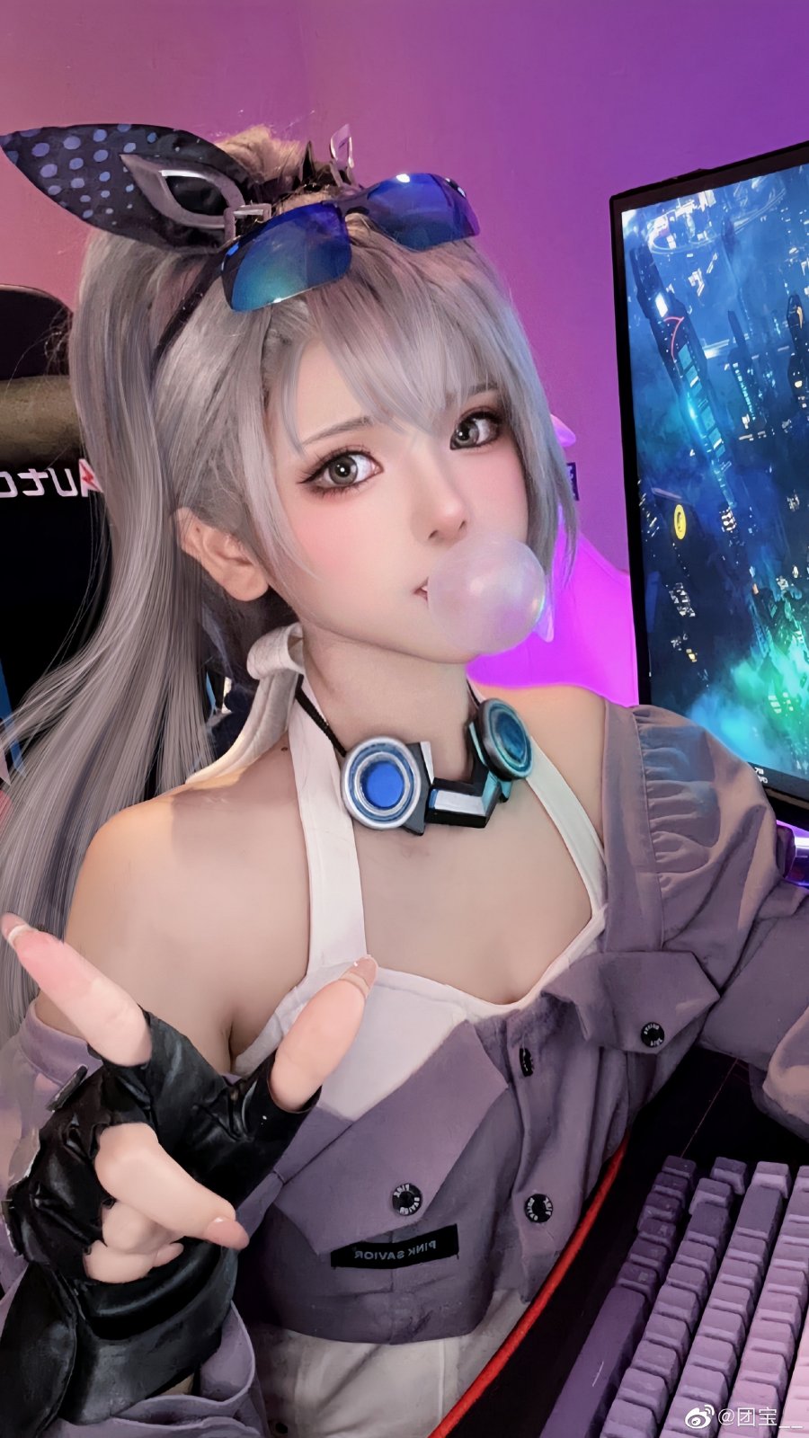 Versi Lucunya, Inilah Cosplay Silver Wolf dari Honkai: Star Rail 