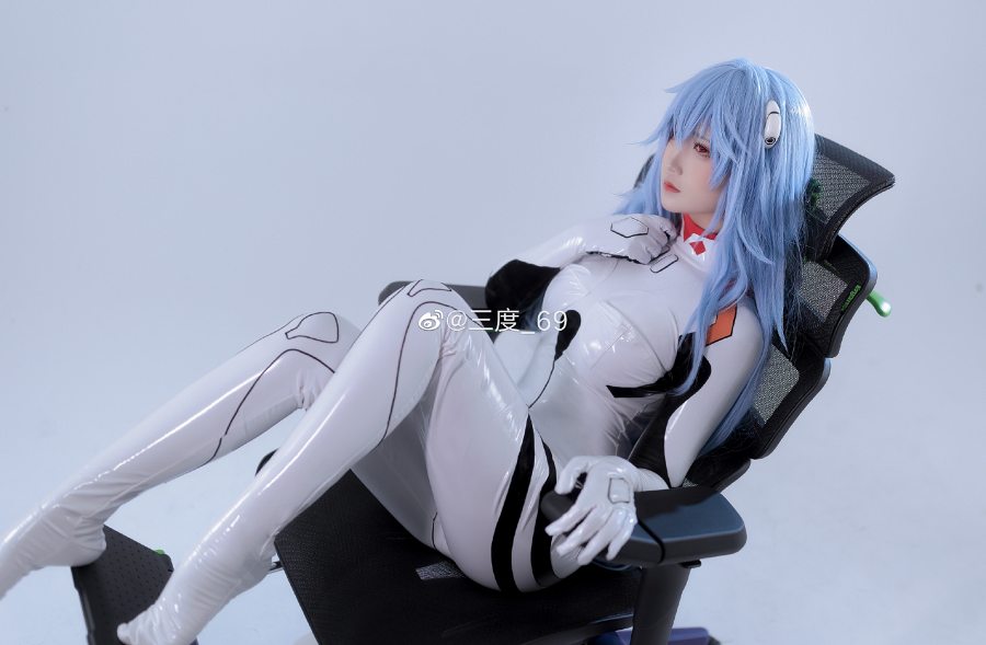 Cosplay Rei dari Versi Evangelion Black &amp; White, Kamu Suka yang Mana?