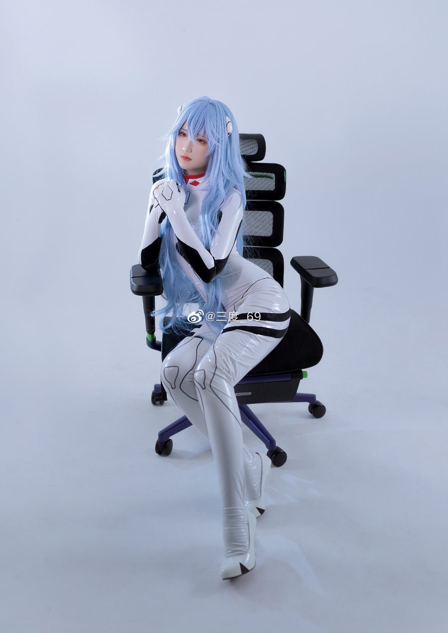 Cosplay Rei dari Versi Evangelion Black &amp; White, Kamu Suka yang Mana?