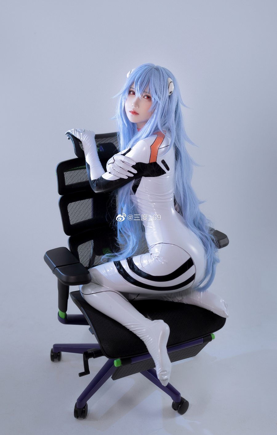 Cosplay Rei dari Versi Evangelion Black &amp; White, Kamu Suka yang Mana?