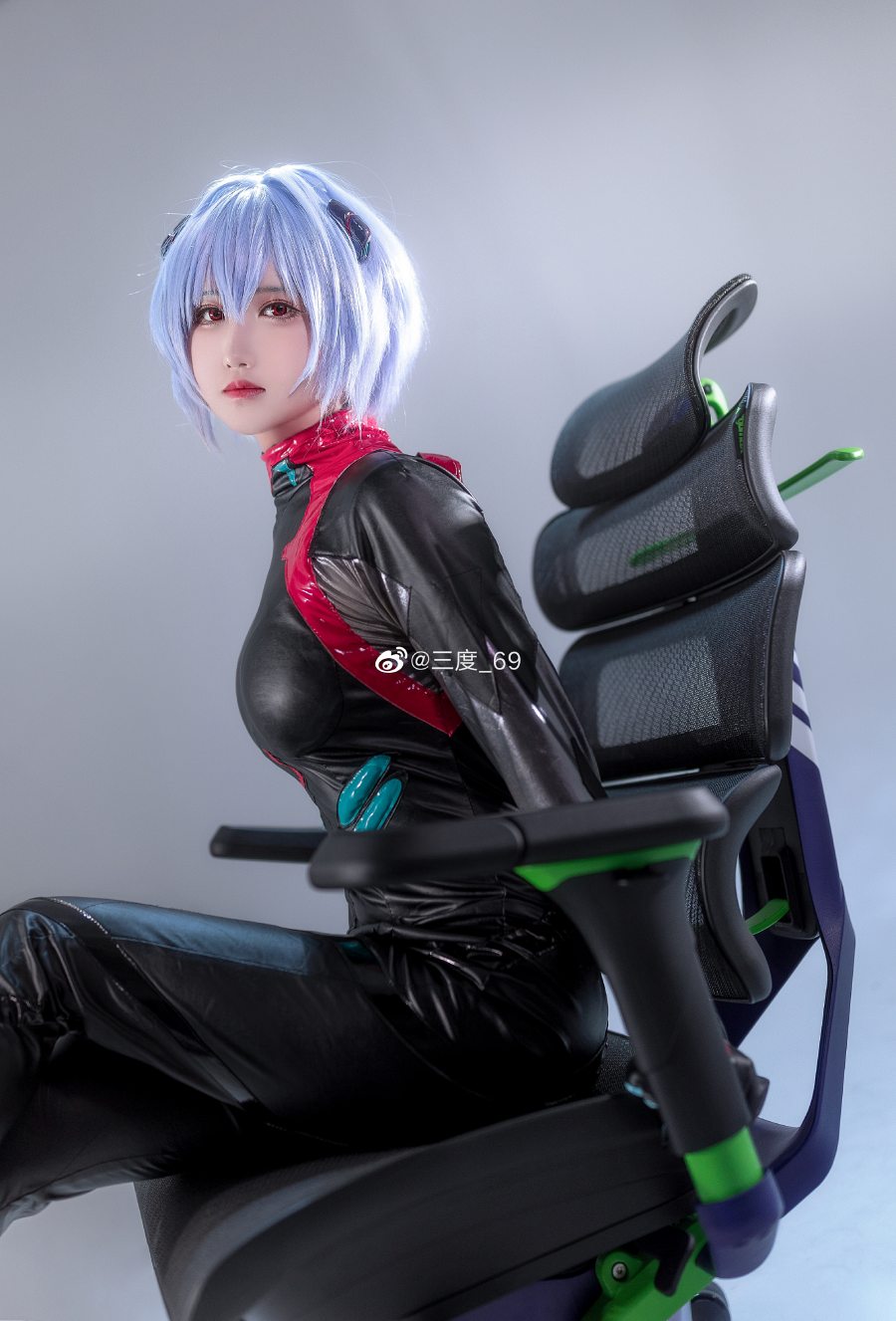 Cosplay Rei dari Versi Evangelion Black &amp; White, Kamu Suka yang Mana?