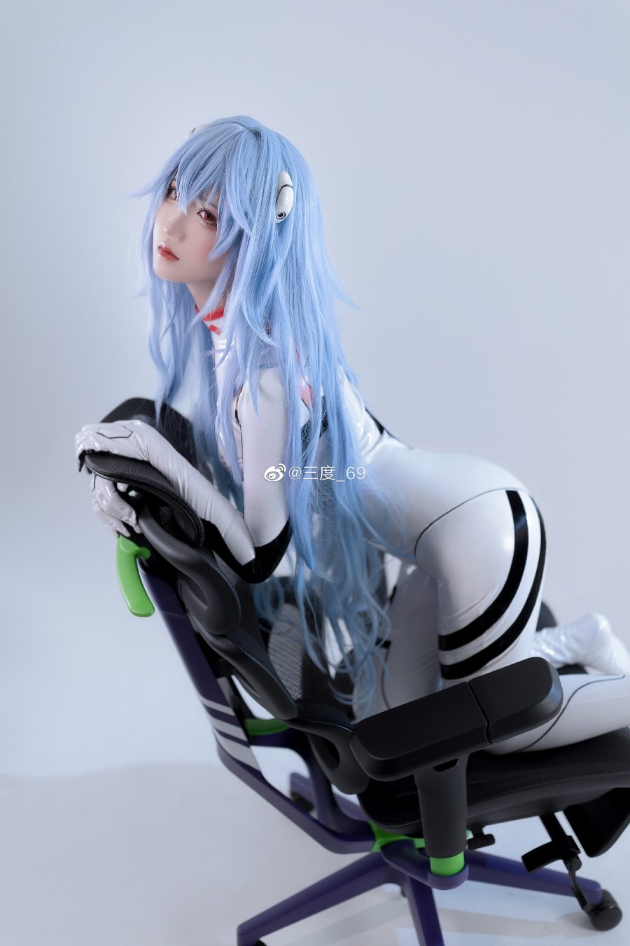 Cosplay Rei dari Versi Evangelion Black &amp; White, Kamu Suka yang Mana?