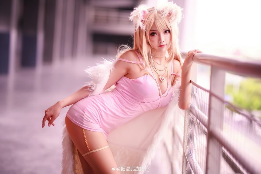 Cosplay Ahri dari League of Legends Dalam Versi Dress Pink yang Cantik