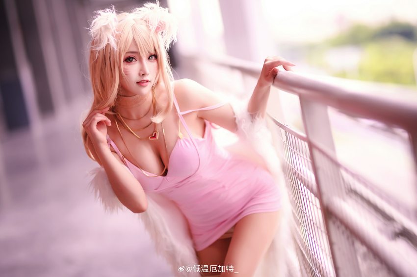 Cosplay Ahri dari League of Legends Dalam Versi Dress Pink yang Cantik