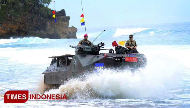 PANGLIMA TNI DI ATAS KENDARAAN TEMPUR DENGAN BARET UNGU 