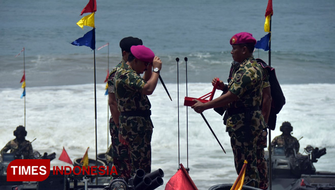 PANGLIMA TNI DI ATAS KENDARAAN TEMPUR DENGAN BARET UNGU 