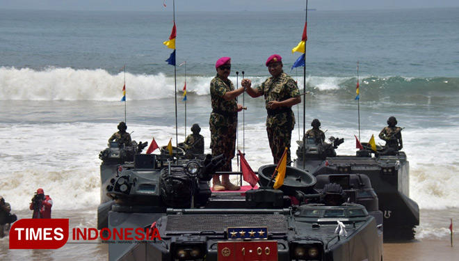 PANGLIMA TNI DI ATAS KENDARAAN TEMPUR DENGAN BARET UNGU 