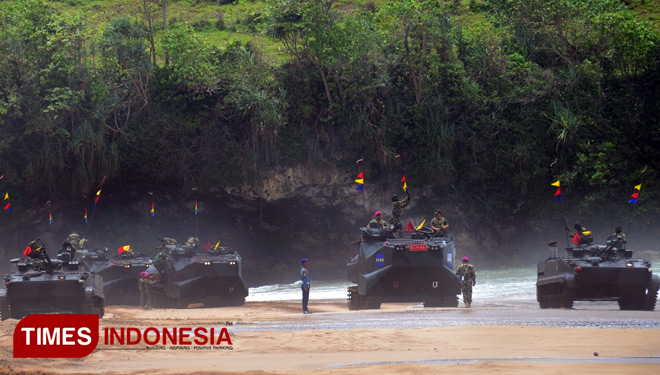 PANGLIMA TNI DI ATAS KENDARAAN TEMPUR DENGAN BARET UNGU 
