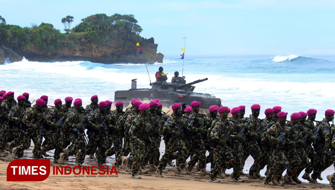PANGLIMA TNI DI ATAS KENDARAAN TEMPUR DENGAN BARET UNGU 