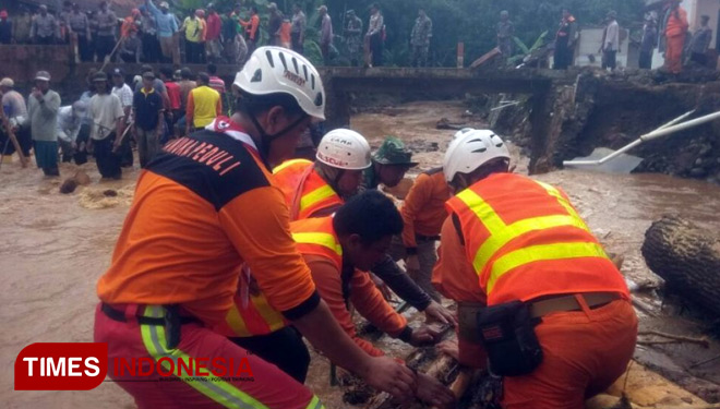 hmmm.... Pramuka bantu evakuasi korban