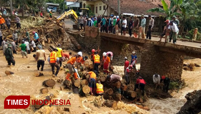 hmmm.... Pramuka bantu evakuasi korban