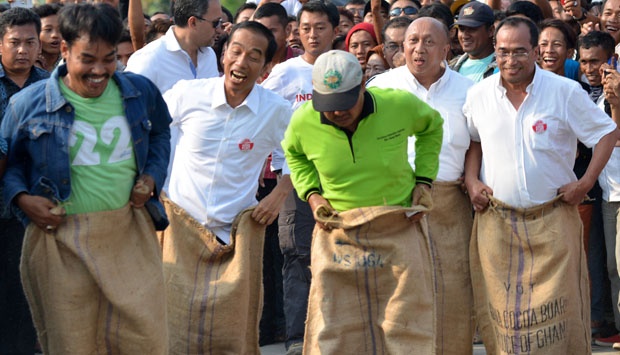 Jokowi Menang Balap Karung Lawan Menteri Susi