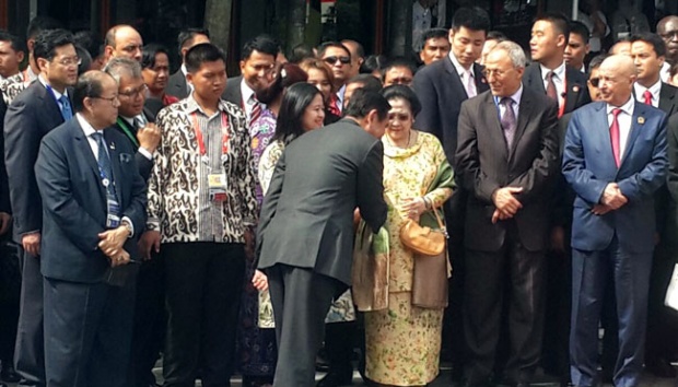 Ini sebenernya posisinya apa ya kok bisa jalan sejajar bareng Pemimpin Negara Lain