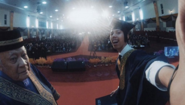 Selfie saat wisuda, mahasiswa malon ditunda kelulusannya