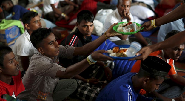 Pengungsi Rohingya Ngemil Cabe, Lapar atau Doyan?