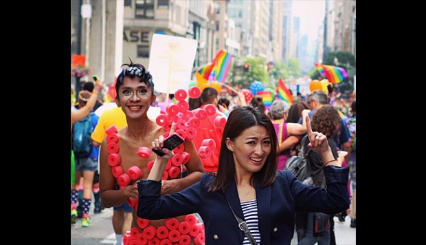 Nyaris Bugil, Aming Ikut Parade Gay di New York