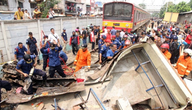 penjaga-perlintasan-ini-cerita-detik-detik-metromini-terobos-krl-allahu-akbar