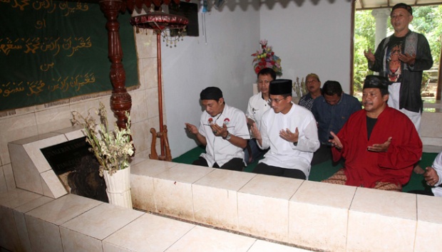 Pilkada DKI, Ketika Sandiaga Uno Berdoa di Makam Jayakarta