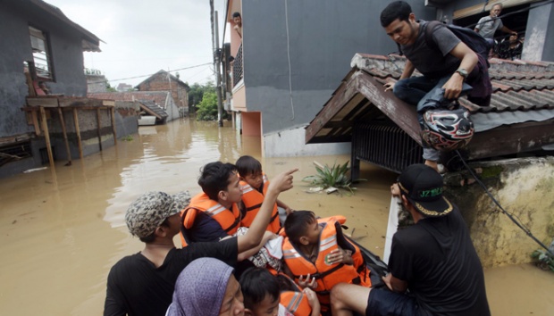 &#91;Calon Thread Sepi&#93; Banjir Bekasi, Gubernur Aher: Kawasan Hulu Sungai Rusak 