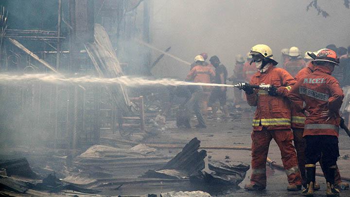 Polres Dharmasraya Dibakar, Dua Orang Memegang Panah Ditembak 