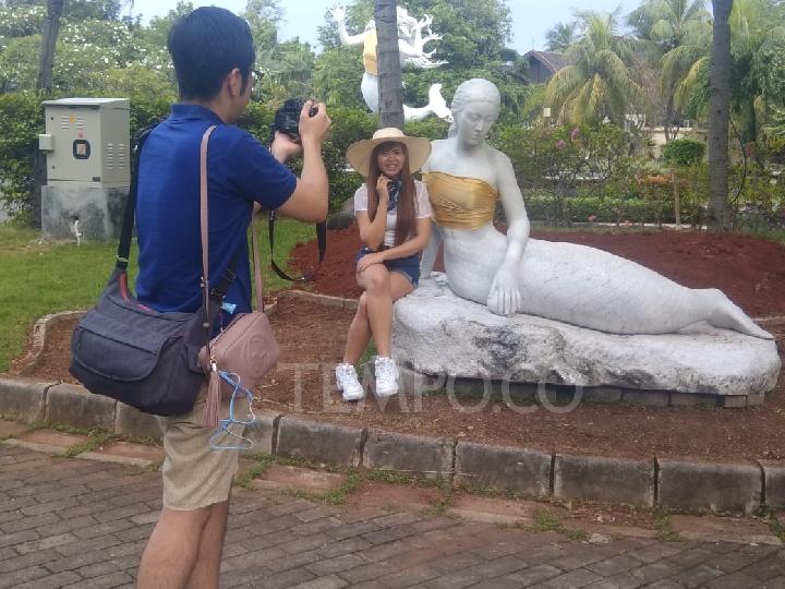 Pengelola Tutup Dada Dua Putri Duyung Ancol, Tamu Tak Setuju