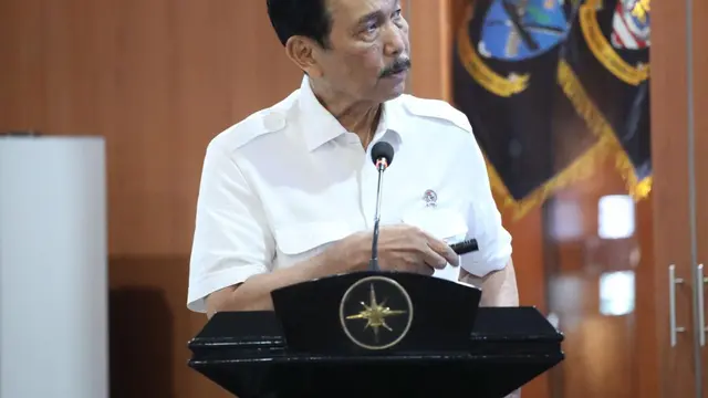 luhut-bantah-tukar-guling-ekspor-pasir-laut-dan-listrik-dengan-singapura