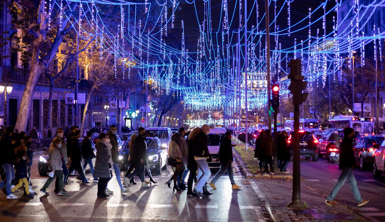 Lampu Hias Semarakkan Perayaan Natal di Madrid