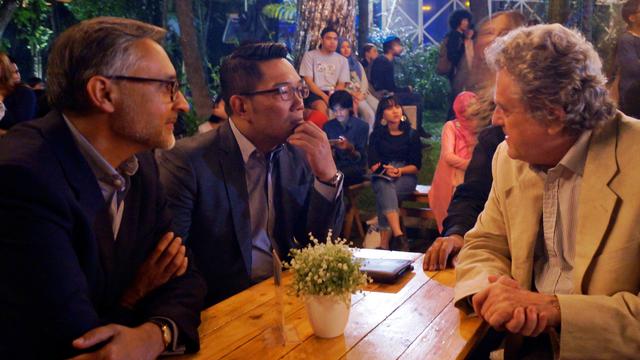 Diplomasi Batik-Teh ala Ridwan Kamil Gaet Investor Inggris-Swedia