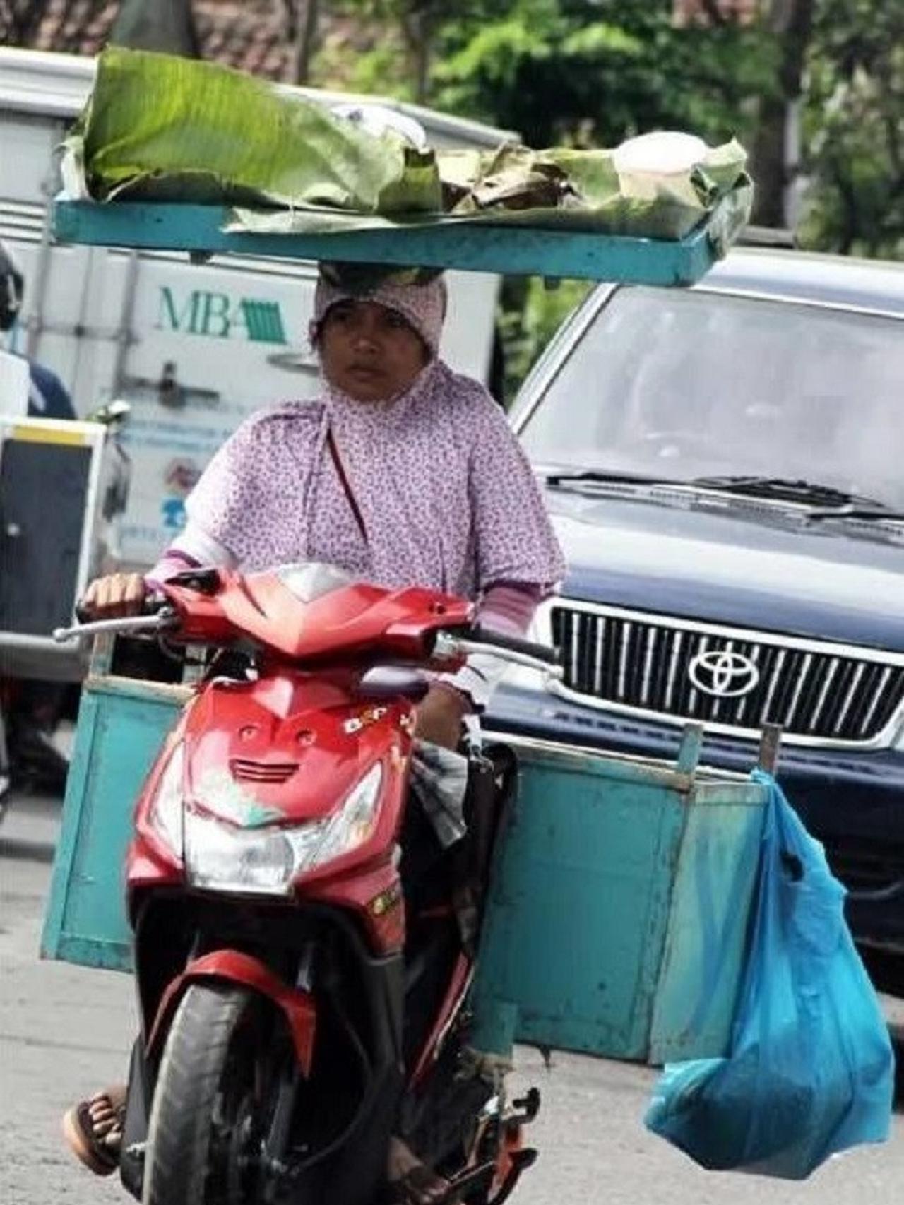 Tidak Hanya Lampu Sen, Ini 7 Kesalahan &quot;Emak-Emak&quot; saat Berkendara Motor