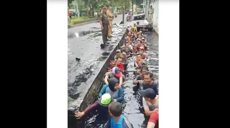 Viral Video Pegawai Honorer DKI Jakarta Masuk Got Demi Perpanjang Kontrak